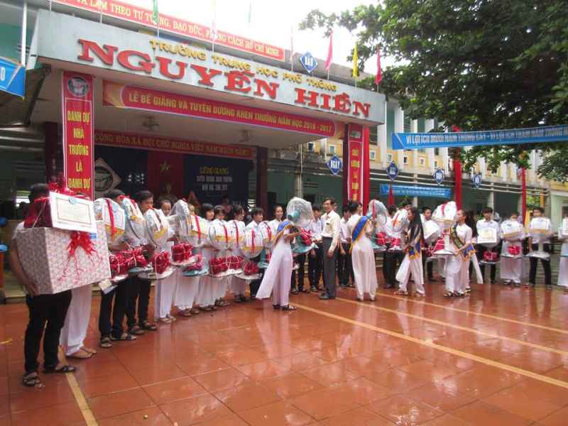 LỄ BẾ GIẢNG VÀ TUYÊN DƯƠNG KHEN THƯỞNG NĂM HỌC 2016 - 2017