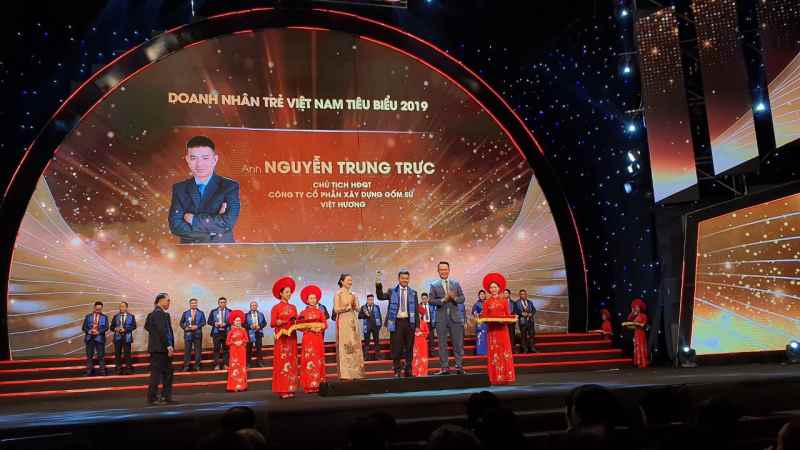 MỘT CỰU HỌC SINH NGUYỄN HIỀN NHẬN GIẢI THƯỞNG SAO ĐỎ