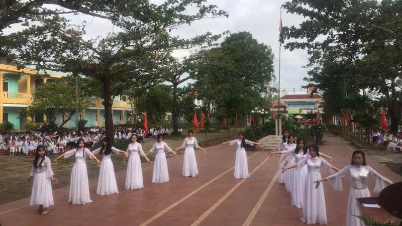 TUỔI TRẺ NGUYỄN HIỀN HƯỚNG VỀ BIỂN ĐẢO QUÊ HƯƠNG